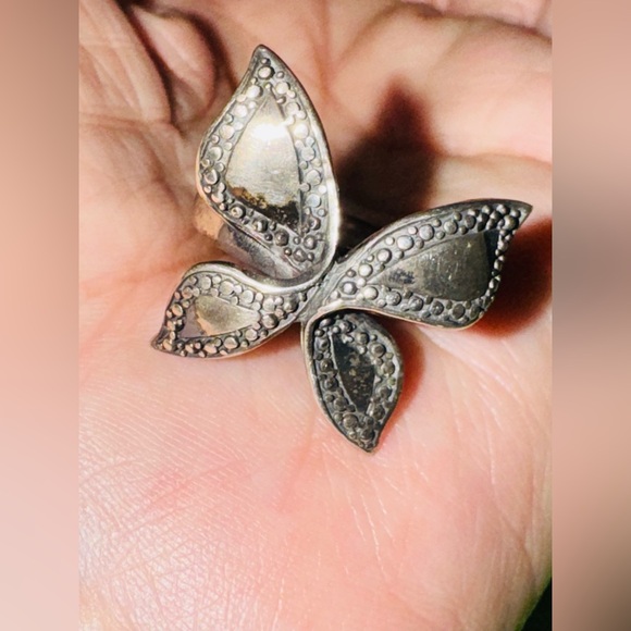 UNIQUE Elegant Butterfly .925 ring
Size 8 - Picture 8 of 8